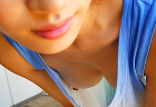 男達を興奮させるおっぱい誘惑チラリズムガマンできないノーブラ妻の暴走　ほしの景子