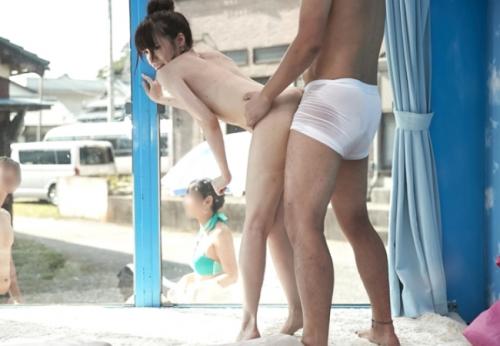 マジックミラー号 海水浴場にいた友達男女が初めて触れ合うチ○ポとマ○コは火が付いてそのまま生挿入真正中出し