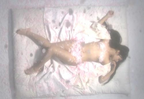 日南響子　おっぱいもアソコも丸出し処女を奪われる全裸濡れ場がエロい