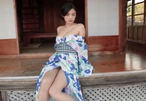 片山萌美　神乳を惜しげもなく晒す浴衣からの水着シーンがエロい