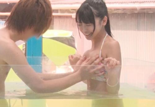 ビーチの女性海水浴客に移動温泉に見せ掛け初対面の男性と混浴をしながらお互いをマッサージ
