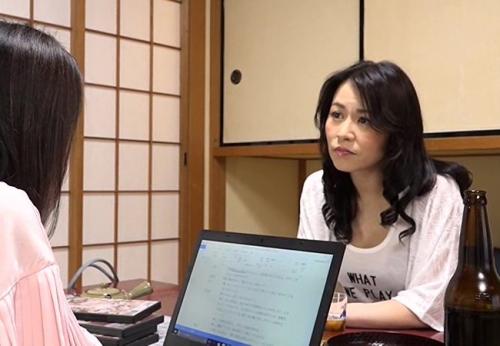 美魔女の２人でエロビデオ見て興奮して熟女レズプレイになるとかエロい