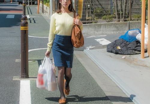 買い物帰りの若妻を人気のないゴミ捨て場に連れ込み熟れたカラダを弄りまくる！