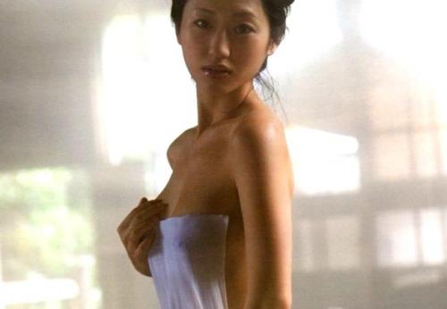 壇蜜　おっぱいもお尻も丸出し素っ裸で露天風呂に入ってる入浴シーン