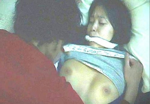 岩佐真悠子　乳首モロ出しにされ正常位セックスで中出しされる濡れ場がエロい