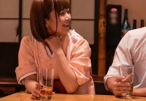 紗倉まな  おしどり夫婦の女将が常連客の一人と恋仲になって淫欲に溺れ背徳の情事に没頭