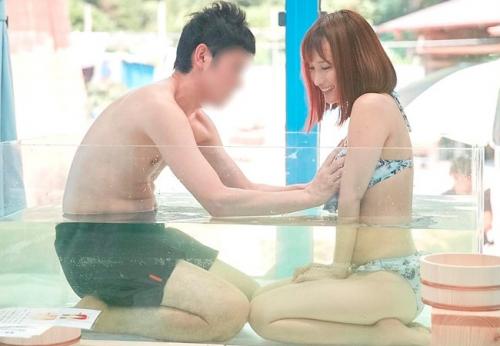 海水浴客の水着美女が素股をしてたら生挿入までさせてくれる