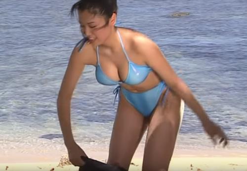 三津谷葉子　今では見れない全盛期の水着姿で前かがみで胸の谷間が妙にエロいイメージビデオ