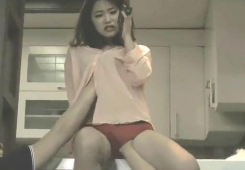 韓国濡れ場　パンティの脇から手をいれてオマンコを弄っててエロい濡れ場