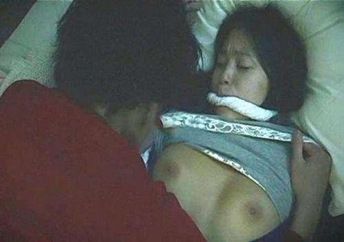 岩佐真悠子　乳首モロ出しにされ正常位で中出しされる濡れ場がたまらん