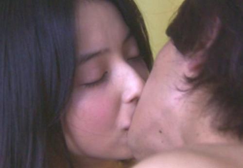 佐々木希　キスしたり首筋を愛撫されて感じてイキ顔をしてしまう濡れ場