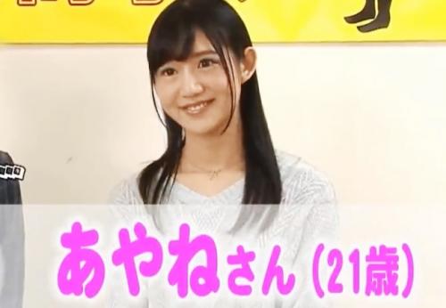 可愛い彼女がガニ股にされて勃起した他人のチンコを挿入されるという鬼畜企画