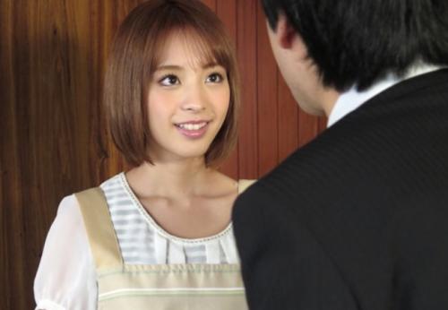 桃乃木かな　隣人の男性が可愛い奥さんを見て夫の目の前で犯してしまう