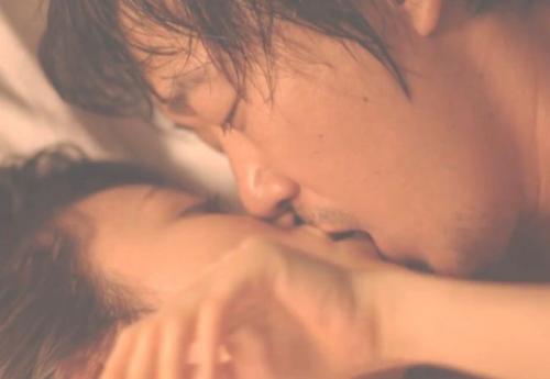 前田敦子　世間を賑わせた新井容疑者と濃厚なキスして乳首を吸われる濡れ場