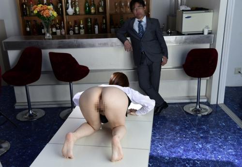 篠田ゆう　パンツを脱いでオマ〇コおっぴろげで謝罪させさらにノーパンのまま土下座させる