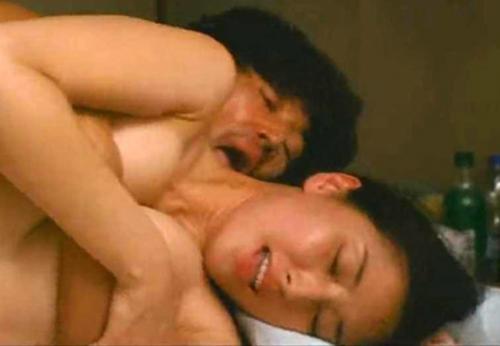 橋本マナミ　乳首もろともオッパイ揉まれてベロキスしながらバックから突かれる濡れ場がエロい