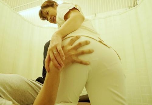 中出し懇願しちゃう不謹慎な淫乱絶倫若妻整体師だったので勝手にAVデビュー