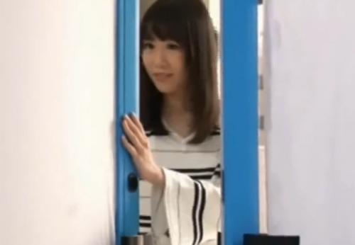 マジックミラー号　真面目そうな美乳若妻が夫と子供の隣でメガチンコに寝取られ不倫中出し