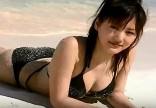 綾瀬はるか おっぱいデカすぎFカップが水着から食み出てエロくてタマラナイ