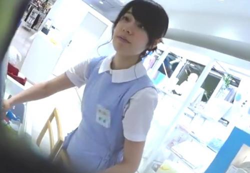 パンチラ盗撮　ショップ店員のスカート内を覗いてみたらしゃがみもっこりでエロい