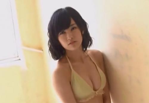 山本彩 巨乳谷間を見せつけるグラビア撮影風景がエロくて素晴らしい