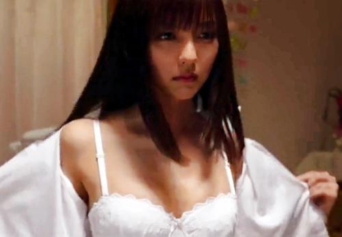 真野恵里菜　制服を脱いでブラジャーを見せてくれる濡れ場シーンがエロい