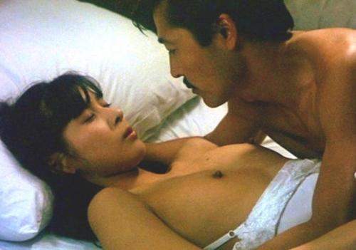 黒木瞳　乳首丸出し全裸セックスで手マンされて勃起しる濡れ場がエロい