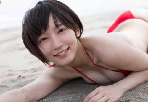 吉岡里帆　おっぱいエロ過ぎ！ビキニで巨乳揺らしながらビーチを駆け回る