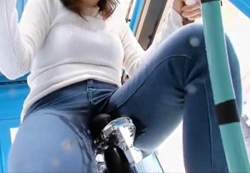 マジックミラー号　人妻をアクメ自転車に乗せて失禁させジーパンビショビショにさせる
