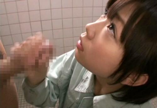 紗倉まな　チンポしこしこジュボジュボ学校のトイレでエッチしまくり