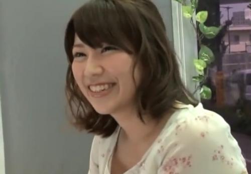 マジックミラー号　恥じらいながらチンポ挿入されて感じまくるお姉さんが激ピストンでイキまくり