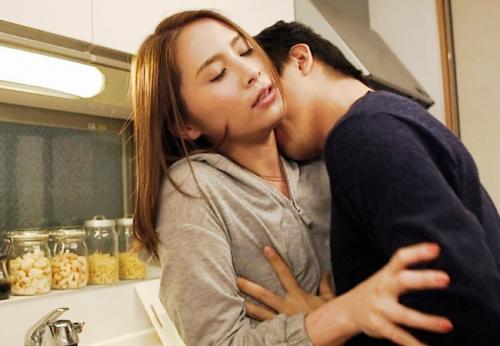 彼女が近くにいる状況で彼女の親友とこっそりセックスするバレたら絶対にヤバイ緊迫感と背徳感が