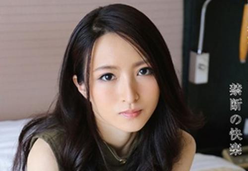 セックレスで欲求不満な美人妻が愛液ダラダラの潮吹き淫乱ボディへと変貌