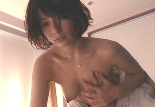 大塚千弘　乳首丸出しおっぱい揉ませて濃厚キスの濡れ場がエロい