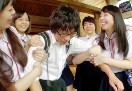 男は僕ひとり女子のおっぱいとマンコを独り占め！ハメを外してはしゃぎまくる女子がパンチラ