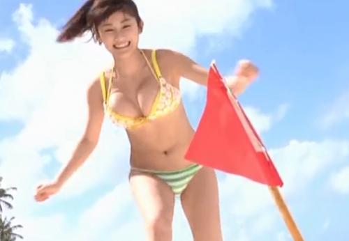 原幹恵　巨乳を上下に揺らしながらビーチフラッグをつかんでおっぱい押し付け