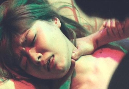 遠藤新菜　乳首丸出しで首絞めながら激しい正常位セックス濡れ場がエロい
