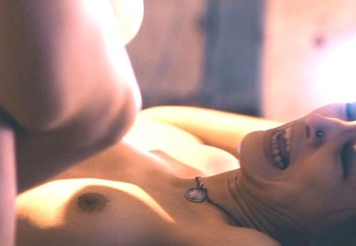 赤澤ムック 黒い乳首がビンビン天井に頭ぶつけそうな激しい騎乗位セックス