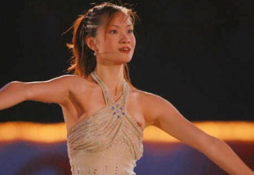 荒川静香 ピンク乳首ポロリした中国杯のエキシビジョンでの演技