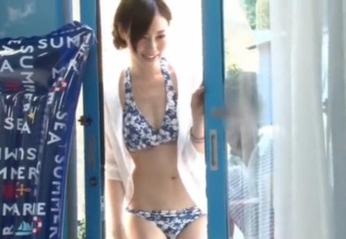 マジックミラー号　おっとりした水着美女に彼氏を外で待たせて連続で中出ししちゃうとか
