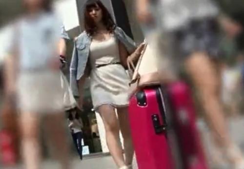 パンチラ盗撮　生意気そうで高飛車女性を追跡してスカートの中を盗撮したら赤パンツだった