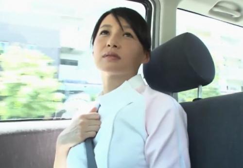 五十路の美魔女が路地裏で次から次へフェラチオして精飲していくとか