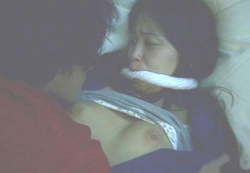 岩佐真悠子　乳首を丸出しにされ正常位で挿入中出しされる濡れ場がエロい