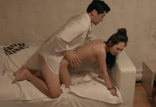 韓国濡れ場　バックからピストンするたびに揺れるおっぱいがエロい濡れ場