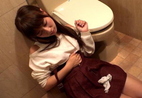 初川みなみ　酔っぱらって便所内でフェラで抜いた途端寝てしまうとか