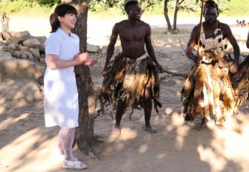 野性の王国でワケありおばさん看護師がアフリカ原住民の童貞青年と生中出しをヤる