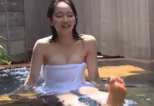 吉岡里帆 おっぱいハミ出し温泉入浴で生乳の谷間がエロすぎる