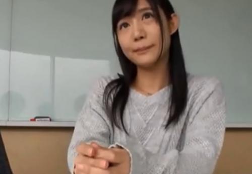 可愛い彼女がガニ股にされて勃起した他人のチンポを挿入されるという鬼畜なゲーム