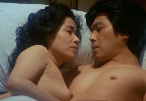 五月みどり　乳首丸出しでベロチューにセックス三昧の濡れ場がエロい