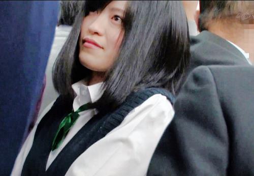 激カワの女子高生のクリトリスに酒を塗り込むみホロ酔い状態で失禁させる